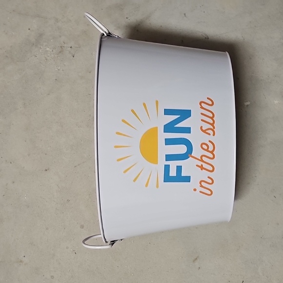 Nwt White Metal Tub with Fun in the Sun Design - Picture 3 of 3